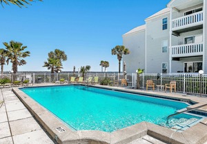 Casual condo with shared pool, partial bay view, washer/dryer, & high-speed WiFi