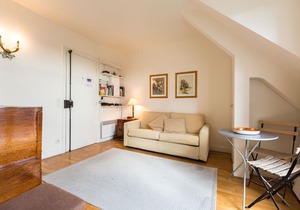Charming Studio with balcony in the heart of Paris.