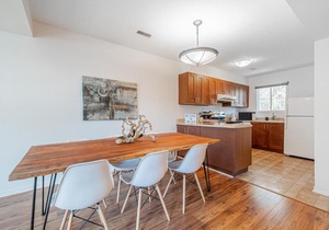 Chic Downtown Mid-Century Home Free Parking