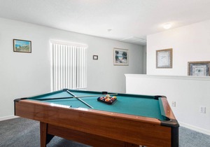 Comfortable 5 bedroom pool home in Westbury, sleeps 10 guests