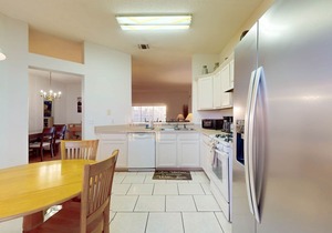 Comfortable home with solarium, pool & access to lake & Disney World