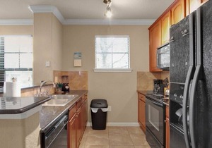 Condo with resort amenities for up to 6 guests - 15 min from Disney