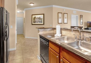 Condo with resort amenities for up to 6 guests - 15 min from Disney