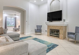 Corner lot home with screened pool + spa, game room, on-site golf, AC, & WiFi