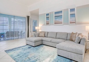 Corner lot home with screened pool + spa, game room, on-site golf, AC, & WiFi