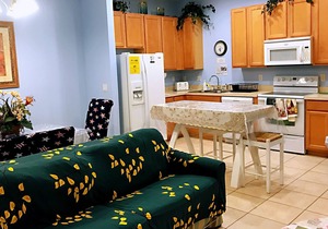 Cozy 4Bdrm/3Ba Beautiful Townhouse, Near Disney & Major Shops
