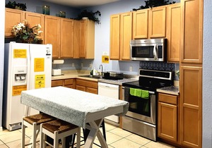 Cozy 4Bdrm/3Ba Beautiful Townhouse, Near Disney & Major Shops
