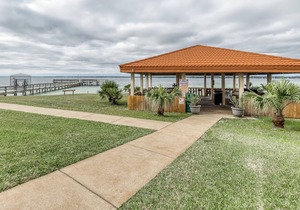 Cozy coastal condo w/ a furnished balcony, shared pool, & easy beach access