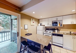 Cozy condo w/shared pool & tennis courts - walk to lifts/shuttle