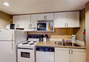 Cozy condo w/shared pool & tennis courts - walk to lifts/shuttle