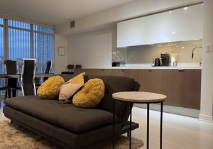 Cozy open concept 2BR 2Bath w/Parking -Jays/CN