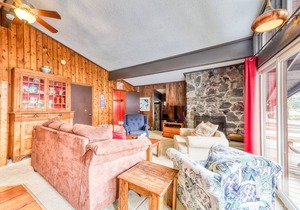 Dog-friendly, mountain-facing chalet w/ a dry sauna - walk to the Village