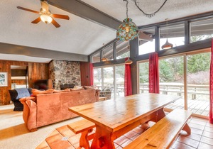 Dog-friendly, mountain-facing chalet w/ a dry sauna - walk to the Village