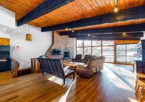 Dog-friendly lodge w/ a full kitchen, fireplace, dry sauna, & furnished deck