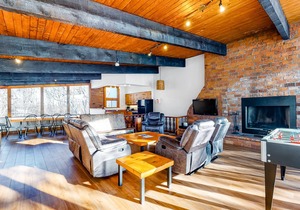 Dog-friendly lodge w/ a full kitchen, fireplace, dry sauna, & furnished deck