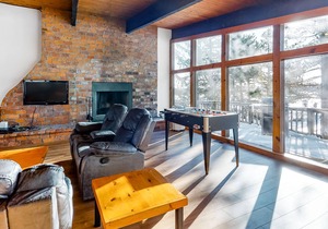 Dog-friendly lodge w/ a full kitchen, fireplace, dry sauna, & furnished deck