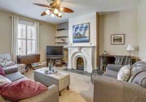 Downtown: Close to Attractions, Universities, Hospitals, Shopping, + Parking!!