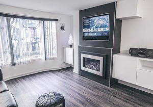 DUNDAS SQUARE Luxury Apartment - hybrid office!!