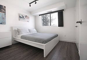 DUNDAS SQUARE Luxury Apartment - hybrid office!!