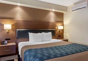 Econo Lodge Inn & Suites Downtown