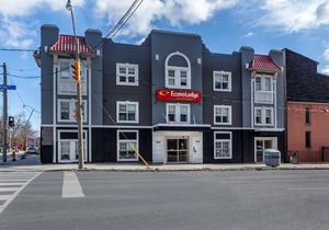 Econo Lodge Inn & Suites Downtown