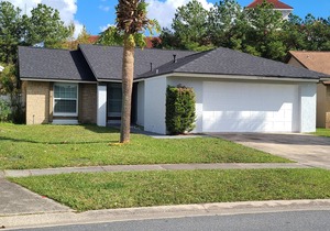 Entire house with heated pool, fenced yard, 4 miles to all attractions.
