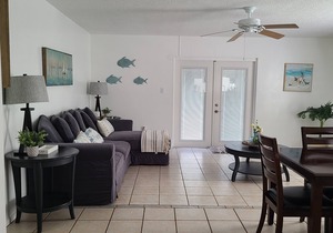 Entire house with heated pool, fenced yard, 4 miles to all attractions.