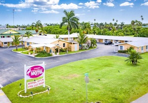 Everglades City Motel - ADA King Motel Room