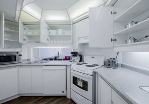 Family Size Massive 2 Bedroom 2 Bathroom Bay St Condo walk to Sick Kids Hospital