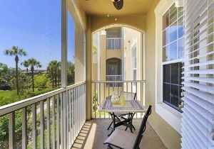 Fantastic Condo - Overlooking Pool -Just 2 miles from Disney