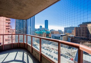 Free Parking Giant 2 Bedroom 2 Bathroom Bay St. Condo walk to Sick Kids Hospital