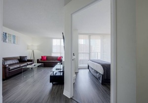 Free Parking Giant 2 Bedroom 2 Bathroom Bay St. Condo walk to Sick Kids Hospital
