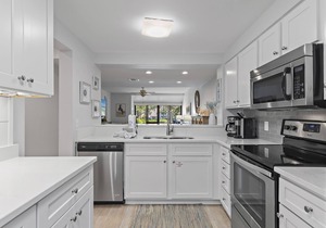 Golf Cart ~ Pet Friendly ~ Private Patio ~ Open Living Area ~ Community Pool