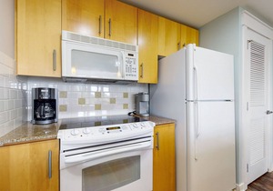 Golf-course & water-view condo with central AC, shared pool/hot tub