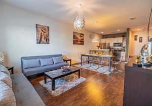 Good townhouse in gated community, sleeps 6. 10 min to Disney!