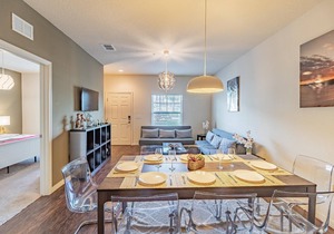 Good townhouse in gated community, sleeps 6. 10 min to Disney!