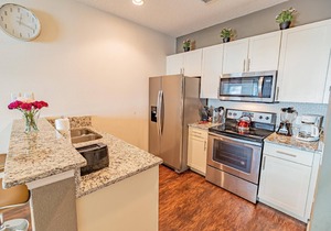 Good townhouse in gated community, sleeps 6. 10 min to Disney!