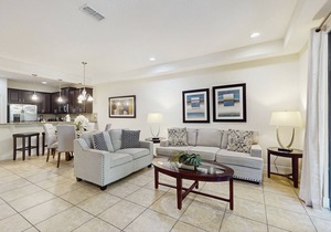 Gorgeous Snowbird-friendly home with pool, hot tub, & gym - close to theme parks