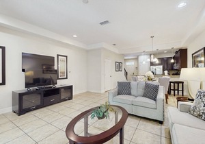 Gorgeous Snowbird-friendly home with pool, hot tub, & gym - close to theme parks