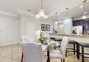 Gorgeous Snowbird-friendly home with pool, hot tub, & gym - close to theme parks