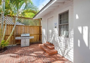 Heated Pool, Private Parking - Creme Brulee Suite