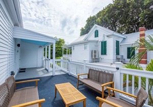 Heated Pool, Private Parking - Creme Brulee Suite