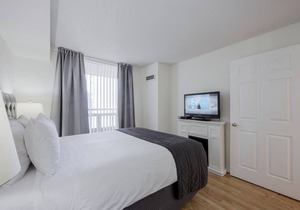 High Floor Bay St. Condo (Sleeps 4) w. Large Balcony Walk to Sick Kids Hospital