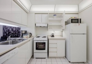 High Floor Bay St. Condo (Sleeps 4) w. Large Balcony Walk to Sick Kids Hospital