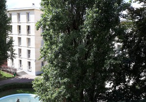In the center of a park and at the gates of Paris
