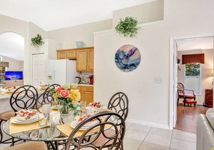 Kissimmee 9 miles from Disney! Private pool-hot tub, spacious house and yard.