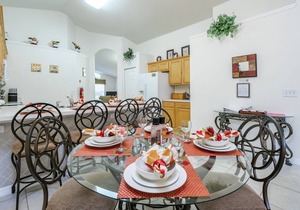Kissimmee 9 miles from Disney! Private pool-hot tub, spacious house and yard.