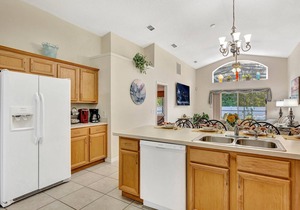 Kissimmee 9 miles from Disney! Private pool-hot tub, spacious house and yard.