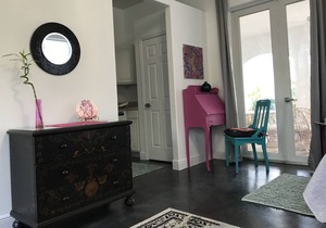 Lakefront Artist's Studio- Isolate in Luxury!