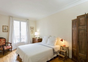 Left Bank - Walk to Eiffel Tower - Renovated - Safe and Authentic Neighborhood